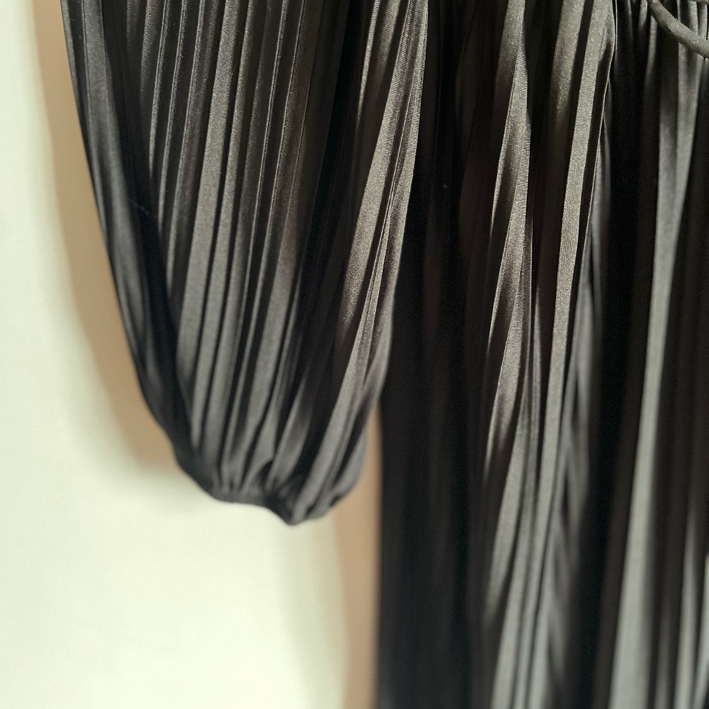 H&M pleated dress with drawstring  . Size US  L - Picture 3 of 6